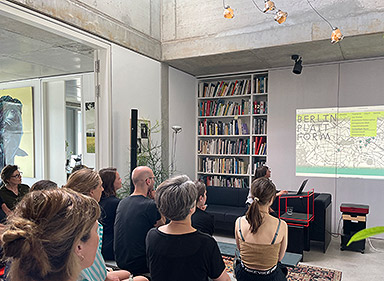 Launch der Webseite Berlin-Plattform in den Redaktionsräumen der ARCH+ mit Julia Pietschmann JP100 (auf dem Sofa sitzend)