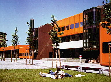 Das Diesterweg-Gymnasium im Brunnenviertel (Pysall-Jensen-Stahrenberg, 1974-77) nach seiner Fertigstellung, Blick Richtung Putbusser Straße. Foto Hans-Joachim Pysall.