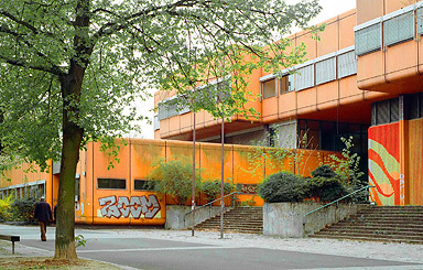 Eingangsbereich Swinemünder Straße und ehemalige Stadtbibliothek heute. Foto Oliver Clemens.