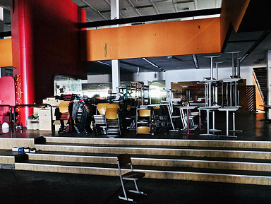 Foyer (Schulstraße) des ehemaligen Diesterweg-Gymnasiums mit eingelagertem Mobiliar, 2019. Foto Ludger Blanke.g
