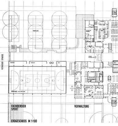EG-Grundriss des Diesterweg-Gymnasiums mit innerer und äußerer Verbindung zwischen Wohnstraßen im Brunnenviertel (Pysall-Jensen-Stahrenberg, 1974-77). 