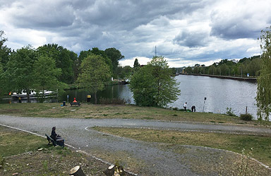 Station 1, Inselspitze Tegeler Weg: Rainer Leppin, DorfwerkStadt e.V. und Kai Giersberg, Büro SWUP, im Gespräch mit Theresa Keilhacker, Architektin