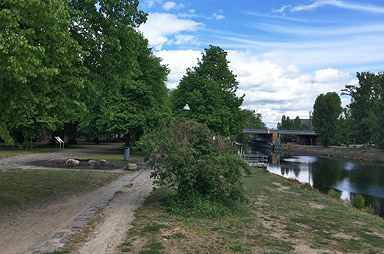 Station 2, Grillplatz Goslarer Ufer: Andrea Isermann-Kühn, DorfwerkStadt e.V. und Laura Vahl, Professorin für Landschaftsarchitektur an der Beuth Hochschule, im Gespräch mit Theresa Keilhacker, Architektin
