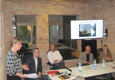 Podiumsdiskussion: Neues Bauen an der Michelangelostraße, v.l.n.r. Gudrun Sack und Podiumsrunde Georg Balzer, Roland Kuhn, Hans Schlag, Christa Model