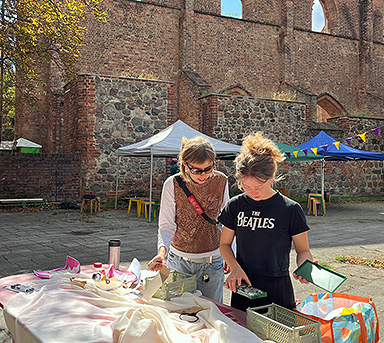 KulturStadtQuartier: * Zusammen basteln wir ein eigenes Stadtviertel aus Stoff, wie wir es uns vorstellen * v.l.n.r. Annemarie Kleinleibold und Luisa Schumann.
