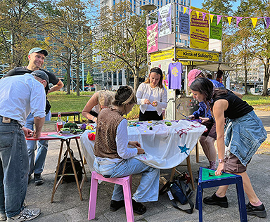 KulturStadtQuartier: * Zusammen basteln wir ein eigenes Stadtviertel aus Stoff, wie wir es uns vorstellen *