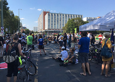 Picknick für eine autofreie Spandauer Straße