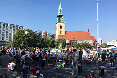 Picknick für eine autofreie Spandauer Straße