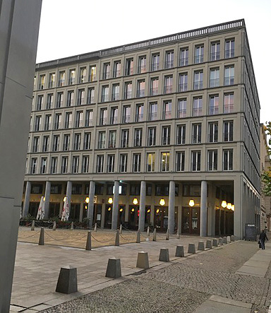 Walter-Benjamin-Platz, Leibnizkolonnaden, errichtet von Kollhoff Architekten 1998 bis 2000, Wohn- und Geschäftshaus, Berlin-Charlottenburg
