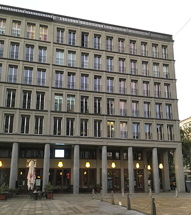 Walter-Benjamin-Platz, Leibnizkolonnaden, errichtet von Kollhoff Architekten 1998 bis 2000, Wohn- und Geschäftshaus, Berlin-Charlottenburg